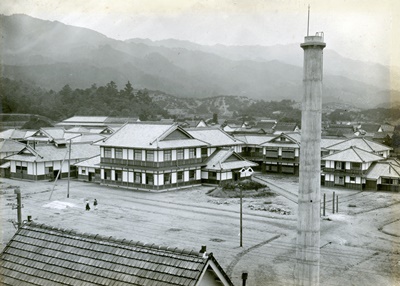 「本校新築落成式当日ノ寄宿舎」と書き添えられた寄宿舎の全景（1926年10月28日）