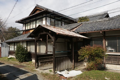 本館南側。この突き出した渡り廊下は、かつて西寮へと続いていた。（2021年2月10日撮影）