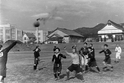 1935年撮影。ラグビー部練習風景。中央の大きな建物は現伝道実習棟。右手は武道場。（集成部史料掛所蔵）