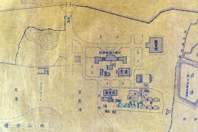 1941年の構内図。中央の「本館」が現一号棟で、西南方向にある「運動場」をラグビー場として使用していた。現在、この場所には天理高校の駐車場及び西山校舎が建っている。（「天理外国語学校附近見取図」より。年史編集室収蔵）