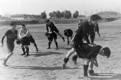 1935年撮影。ラグビー部練習風景（集成部史料掛所蔵）