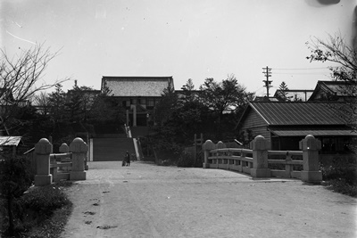 北側からみた養徳橋。奧は鑵子山校舎。1936年頃か。（集成部史料掛所蔵）