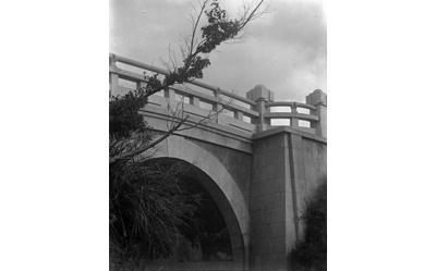 1929年完成の養徳橋。橋の下には布留川が流れている。1933年10月15日撮影。（集成部史料掛所蔵）