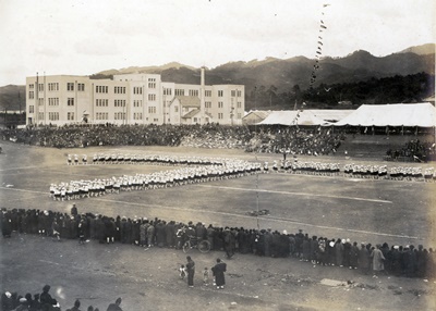 雨のため順延し、11月2日に開かれた教内各校連合運動会