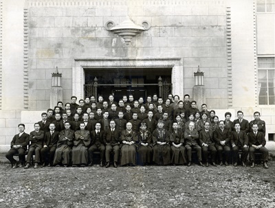 第1回卒業記念、天理外語、天理女子学院集合写真。現1号棟前にて。（1928年3月25日）