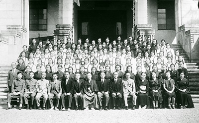 天理女子専門学校本科支那語科第1回卒業記念集合写真（1942年9月）