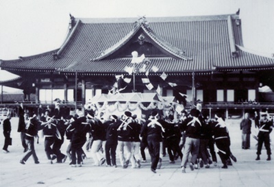 第21回（1969年）天理大学祭　成人会の御輿（曽山氏提供）