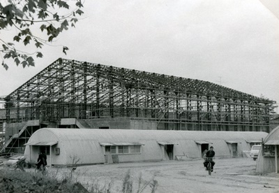 1969年～1970年にかけて現杣之内第2体育館が建設されていた。手前にあるのはカマボコ校舎と呼ばれていた建物