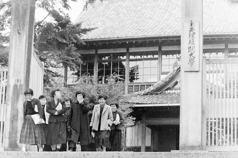 校舎と学生たち。1955年（集成部史料掛所蔵）