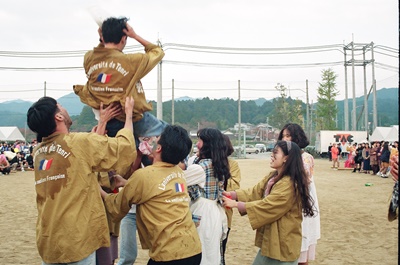 1991年頃。フランス学科フランス会。表彰式にて胴上げ