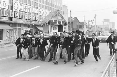 1971年。「天理大学成人会」のハッピ