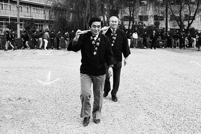 1989年　「天理大学」のハッピ。橋本武人氏と大久保昭教氏。両氏とも元本学学長