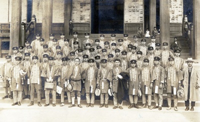 1925年5月30日　ひのきしんに出発する前に神殿に参拝