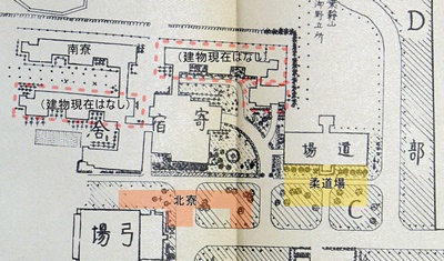 「天理外国語芝張造園標示図」の一部拡大。南寮は同じ場所で鉄筋コンクリートの建物に建て替えられた。増設された柔道場、北寮は筆者記