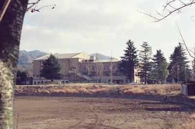 1972年、野球場から撮影。現在はこの野球場の場所に本館（研究棟）が建っている。