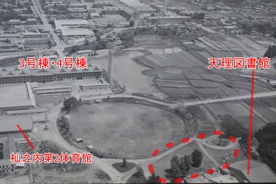 1971年。点線部分が芝生広場になっていた場所。野球場には現在本館が建つ