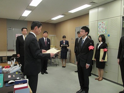 感謝状を授与される花岡栄太郎さん