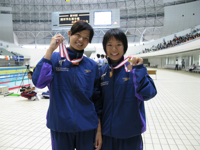 女子200m背泳ぎ、2位3位の島崎、川内。