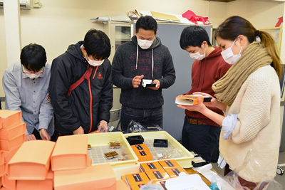 日本酒入り生チョコ「女神の口づけ」を箱づめ