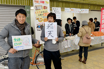 学生たちの販売の様子