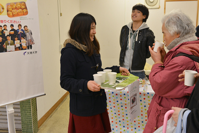 天理産のお茶をふるまう学生