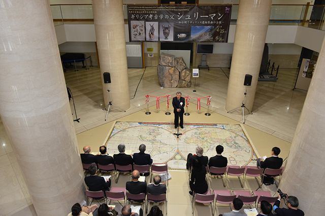 参考館1階エントランスホールにおいて開催された開会式の様子