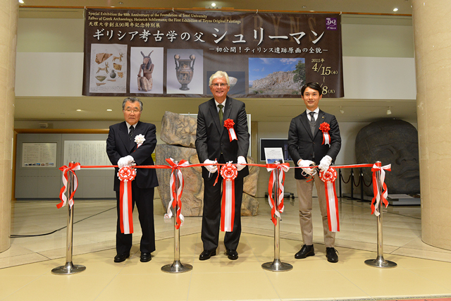 開会のテープカット。写真左から、飯降政彦天理大学学長、インゴ・カールステン大阪・神戸ドイツ連邦共和国総領事、並河健天理市長