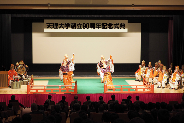 雅楽部による「春鶯囀颯踏（しゅんのうでんのさっとう）・萬春楽（ばんすらく）」の記念演奏