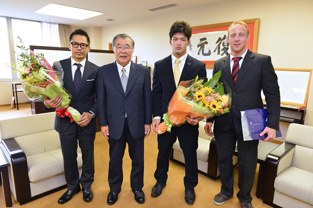 向かって左から野村忠宏さん、飯降政彦学長、大野将平選手、ダビッド・パポウさん（元柔道73キロ級スイスチャンピオン、協定校のフリブール大学の大学院在籍）