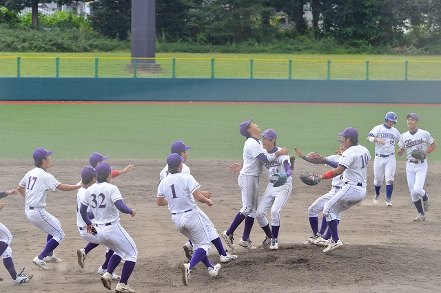 優勝を決めマウンドに駆け寄る選手たち