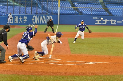 一回表　走者一塁で２番武田勇樹（体育４・加古川北）が送りバント