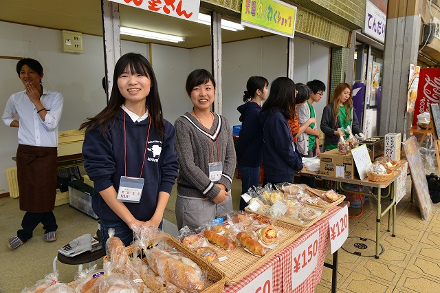 物品販売を手伝う