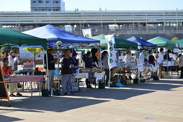 駅前での物品販売の様子