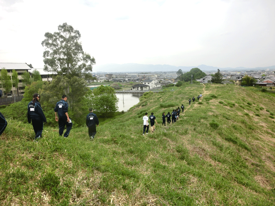 西山古墳の墳丘を歩く