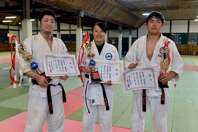 男子個人優勝 津谷主将（左）、女子個人優勝 上田さん（中央）、男子個人準優勝 池田さん（右）