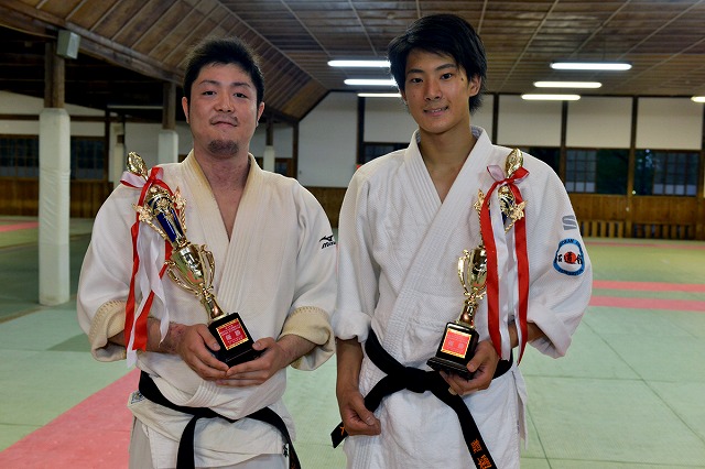 演武競技の対徒手優勝 津谷主将（左）と樋口さん（右）