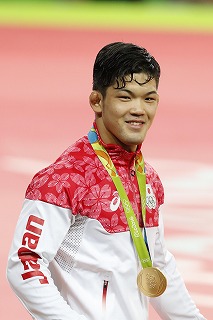 金メダルを胸に笑顔を見せる大野選手（写真：フォート・キシモト）