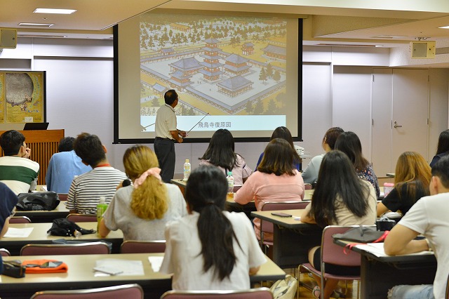 天理参考館での「瓦と古代寺院」の講義の様子