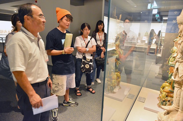 天理参考館の展示を見学する参加者