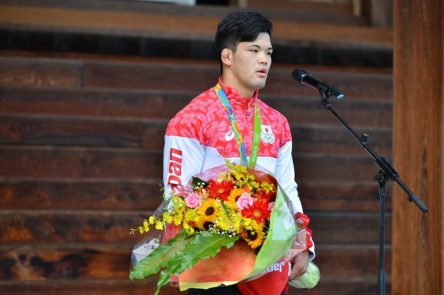 神殿前のセレモニーであいさつする大野将平選手