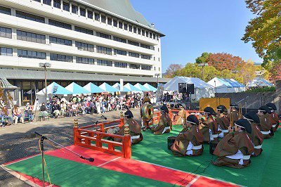 天理市庁舎南側広場の会場舞台で演奏する雅楽部