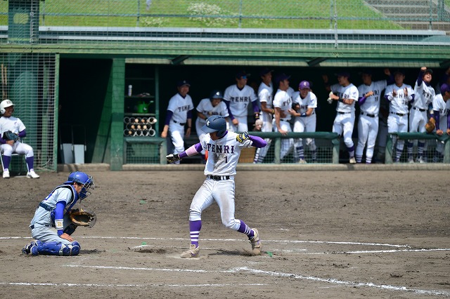 八回表、四球で出塁した2番牧野が、5番加藤のタイムリーで勝ち越しのホームイン