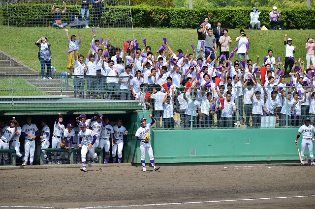 勝ち越しに喜ぶベンチとスタンド応援団