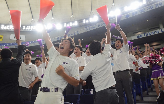 満塁弾に沸く天理大学応援席