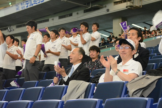 永尾教昭学長と東馬場郁生副学長も応援に駆けつけた