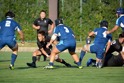 バックスに素早いパスを出すＳＨ藤原忍（体育1・日本航空石川）