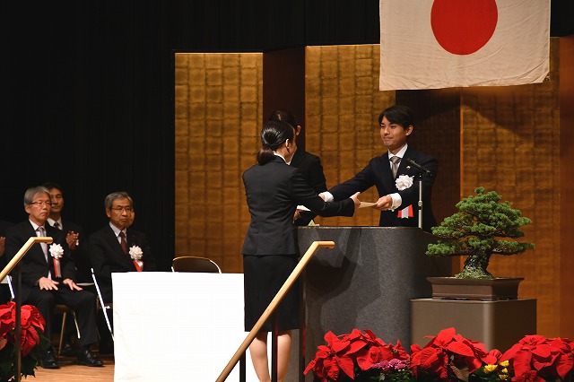 並河健天理市長から表彰状が贈られた