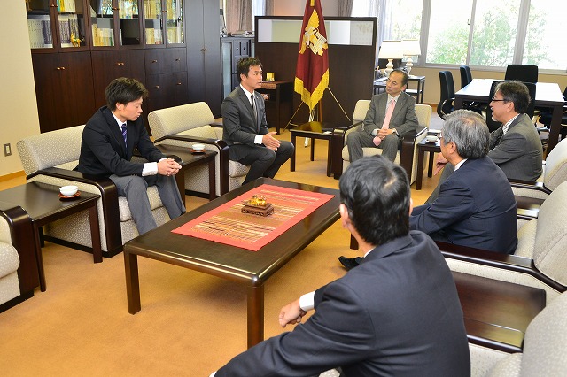 岡田副学長、松尾野球部長、藤原監督も同席した