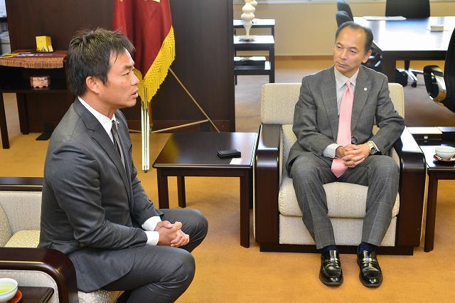 楽天スカウト担当の愛敬氏と懇談する永尾学長