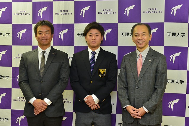 左から楽天スカウト担当の愛敬氏、中村選手、永尾学長